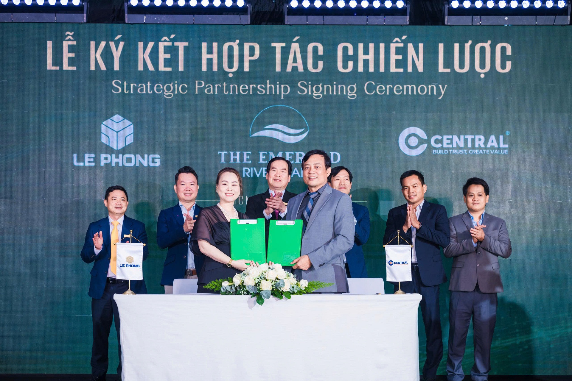 Ký kết Lê Phong cùng CTCP Xây dựng Central (tổng thầu xây dựng)